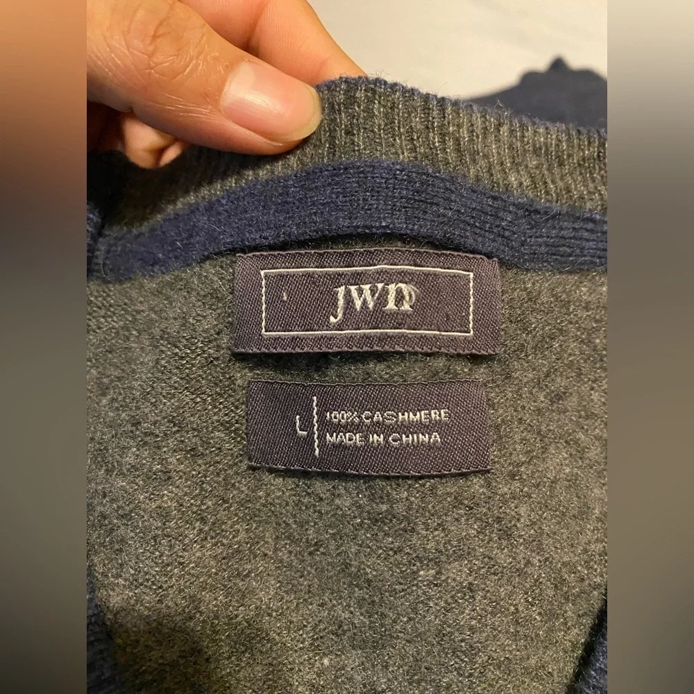 John W Nordstrom 100% cashmere V-Neck sweater